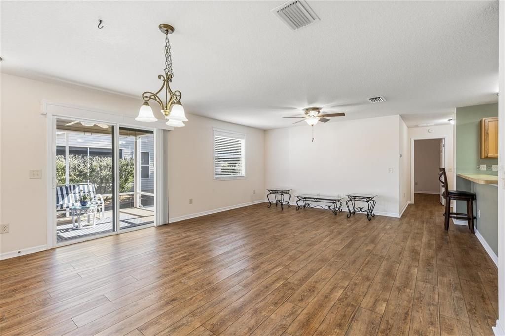 待售: $299,900 (2 贝兹, 2 浴室, 1135 平方英尺)