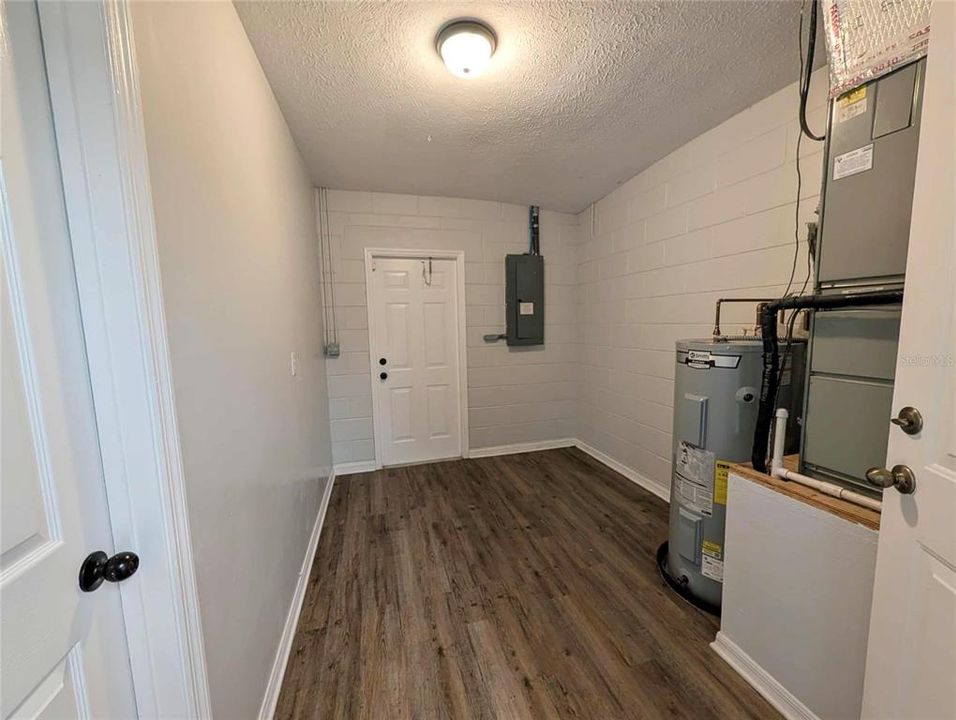For Rent: $1,900 (3 beds, 2 baths, 1609 Square Feet)