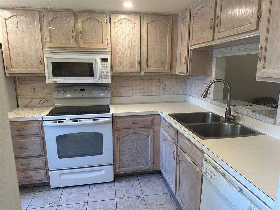 For Rent: $1,750 (2 beds, 2 baths, 900 Square Feet)