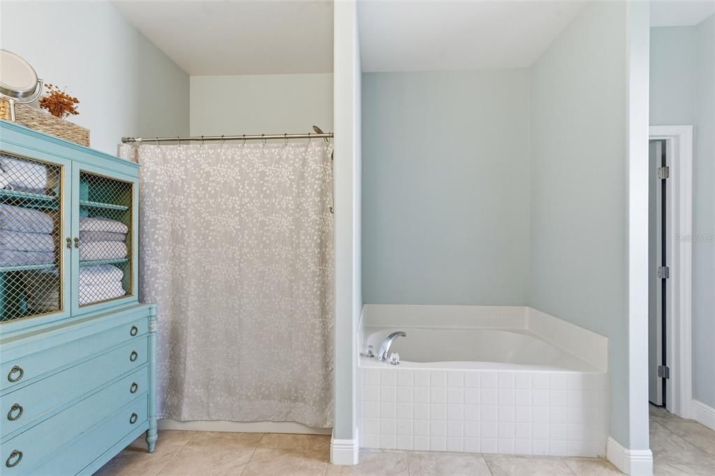 For Sale: $424,900 (4 beds, 2 baths, 2231 Square Feet)