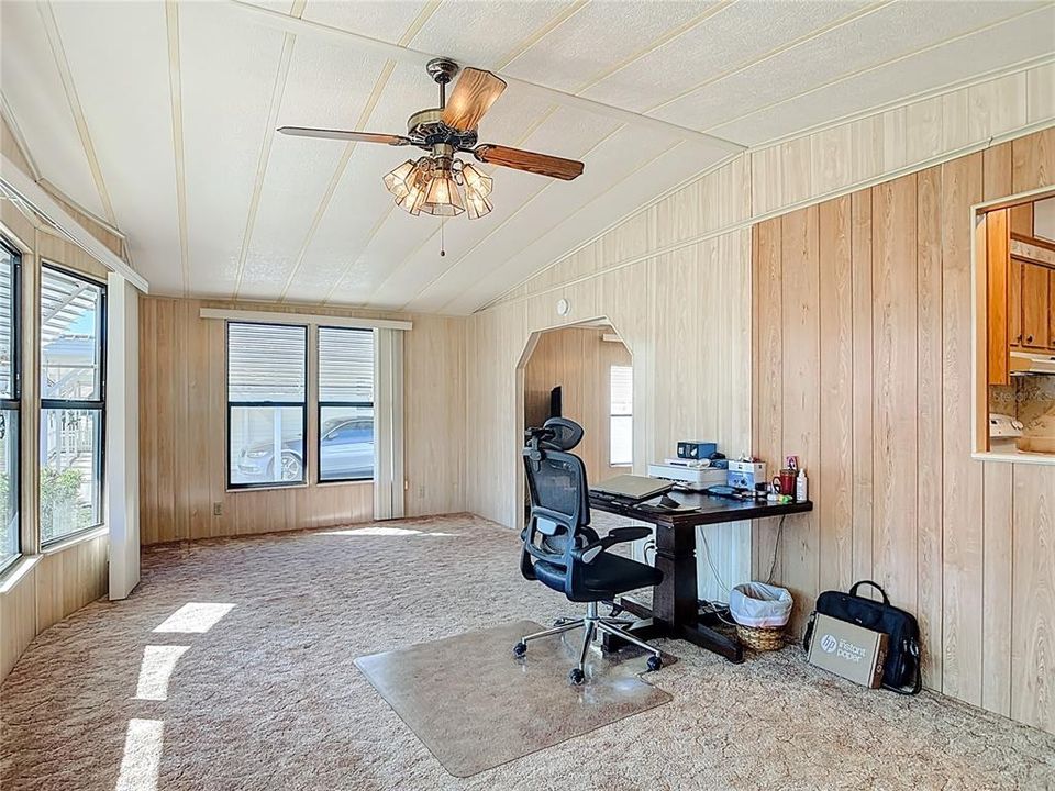 待售: $175,000 (2 贝兹, 2 浴室, 1318 平方英尺)