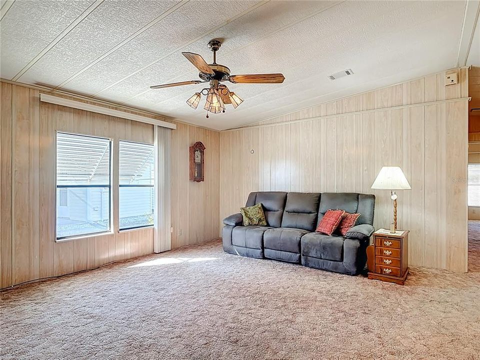 待售: $175,000 (2 贝兹, 2 浴室, 1318 平方英尺)