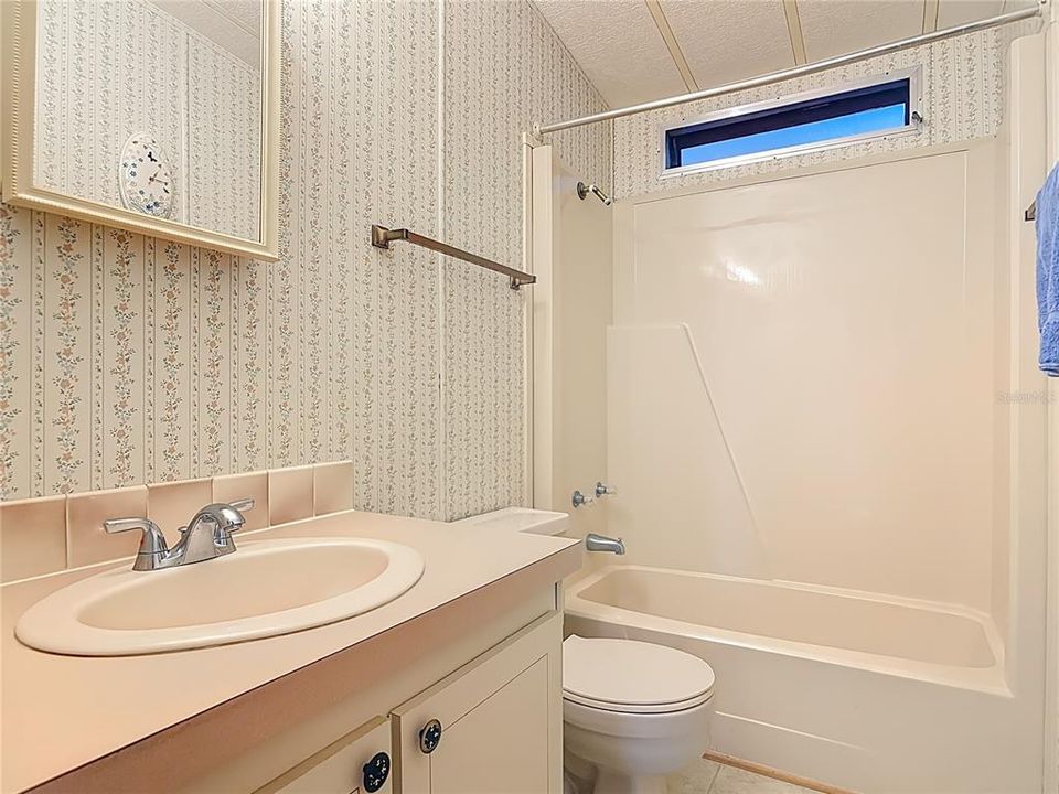 待售: $175,000 (2 贝兹, 2 浴室, 1318 平方英尺)