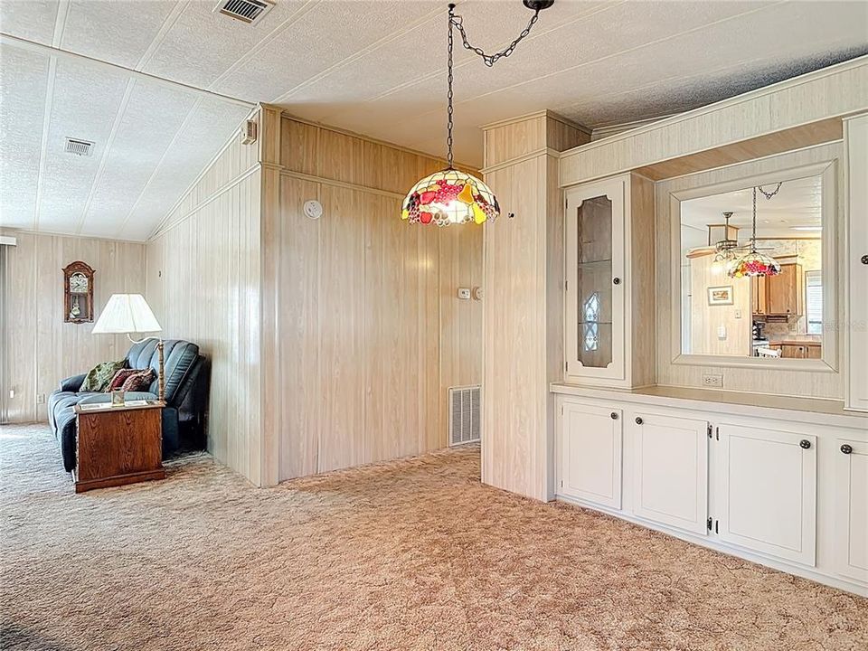 待售: $175,000 (2 贝兹, 2 浴室, 1318 平方英尺)