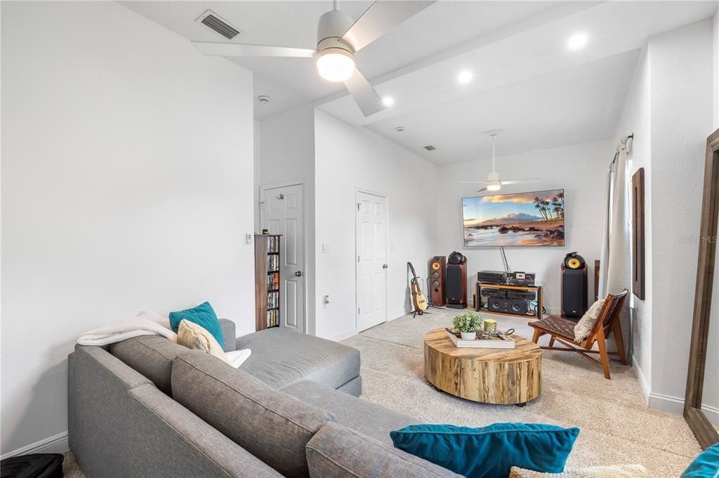 Activo con contrato: $587,000 (4 camas, 3 baños, 2390 Pies cuadrados)