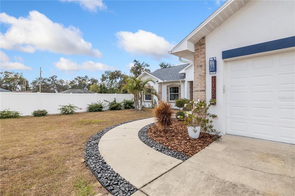 Activo con contrato: $587,000 (4 camas, 3 baños, 2390 Pies cuadrados)