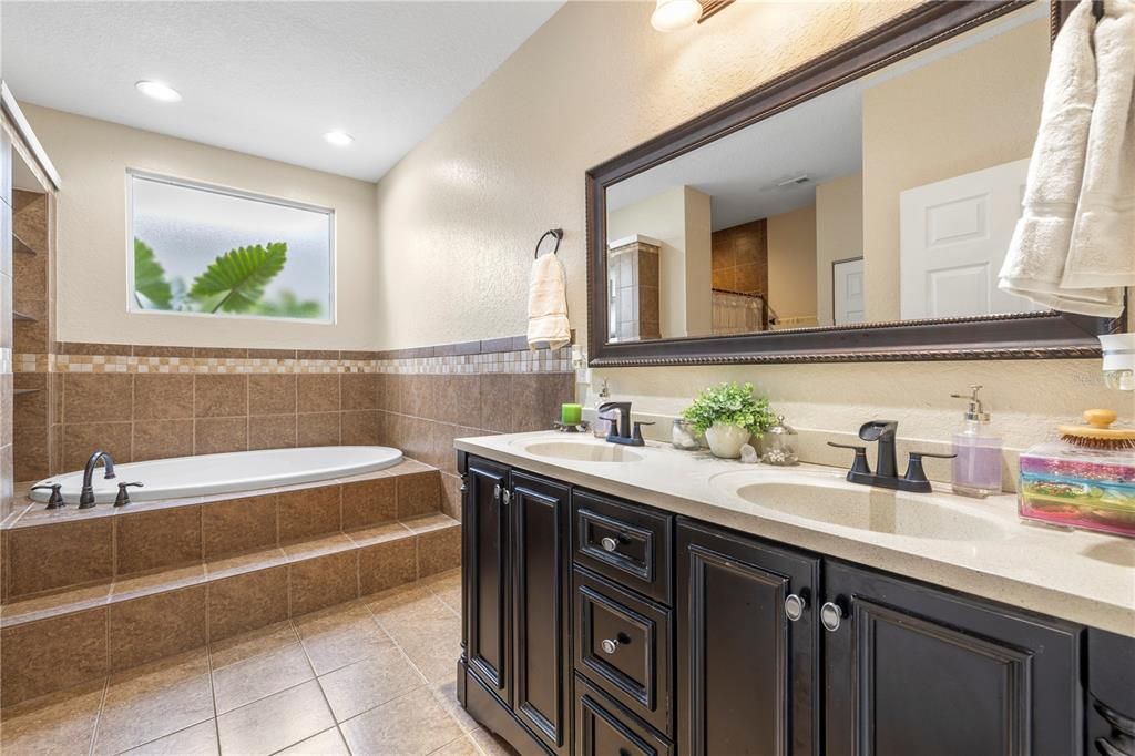 Activo con contrato: $587,000 (4 camas, 3 baños, 2390 Pies cuadrados)