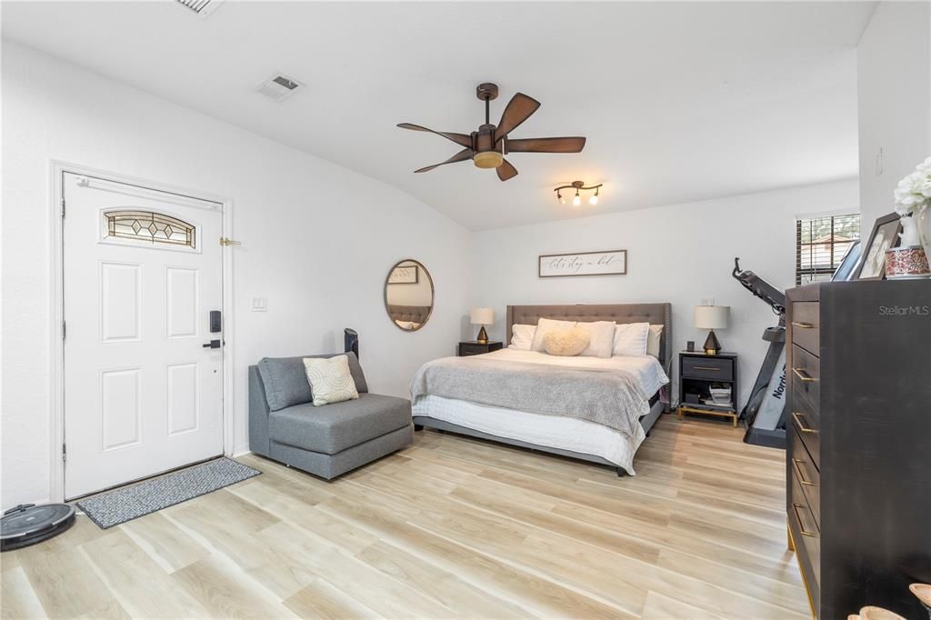 Activo con contrato: $587,000 (4 camas, 3 baños, 2390 Pies cuadrados)