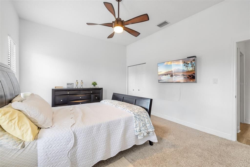 Activo con contrato: $587,000 (4 camas, 3 baños, 2390 Pies cuadrados)