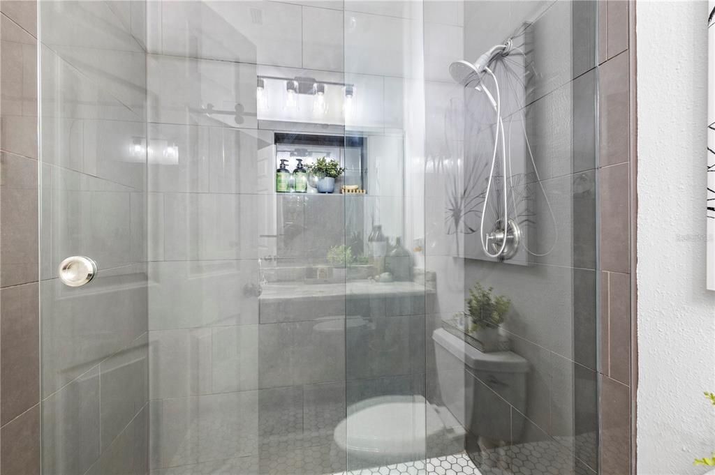 Activo con contrato: $587,000 (4 camas, 3 baños, 2390 Pies cuadrados)