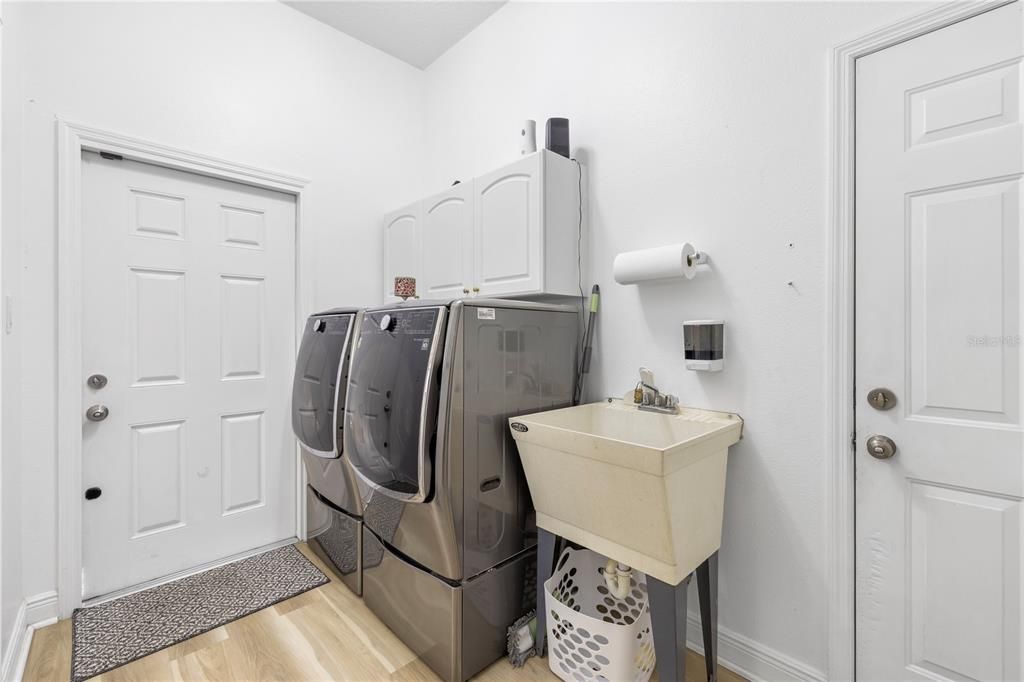 Activo con contrato: $587,000 (4 camas, 3 baños, 2390 Pies cuadrados)