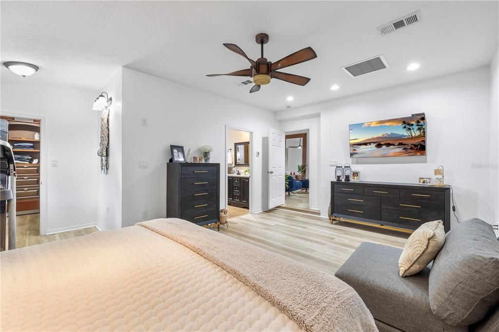 Activo con contrato: $587,000 (4 camas, 3 baños, 2390 Pies cuadrados)