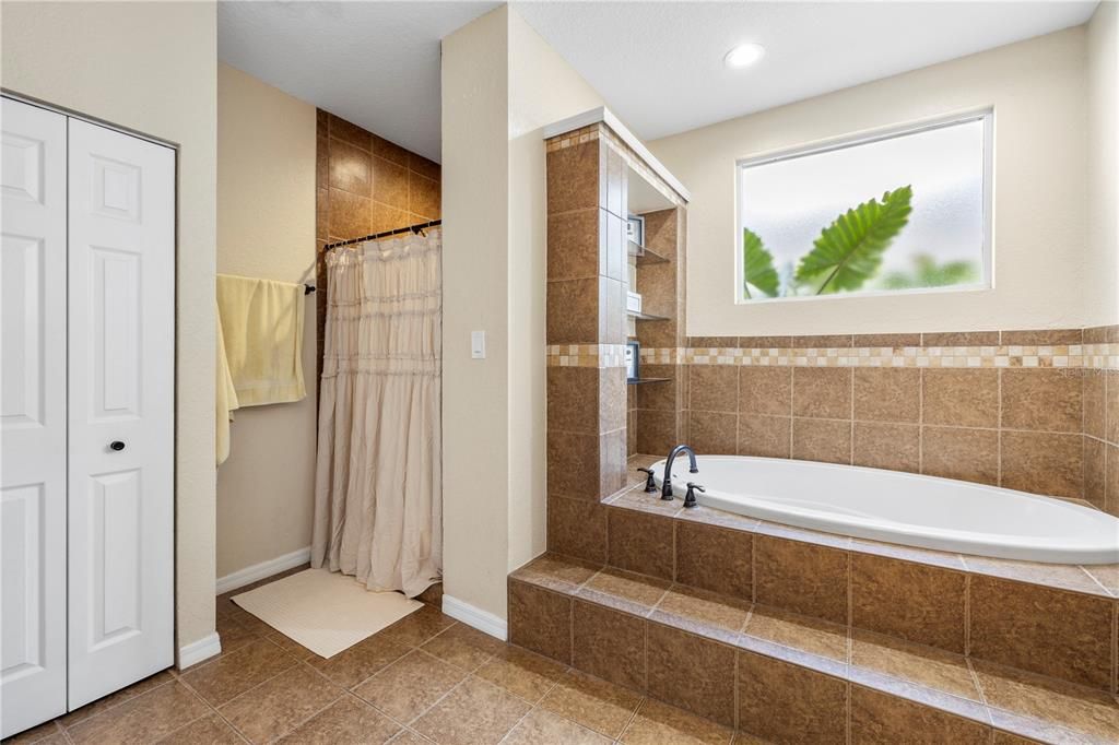 Activo con contrato: $587,000 (4 camas, 3 baños, 2390 Pies cuadrados)