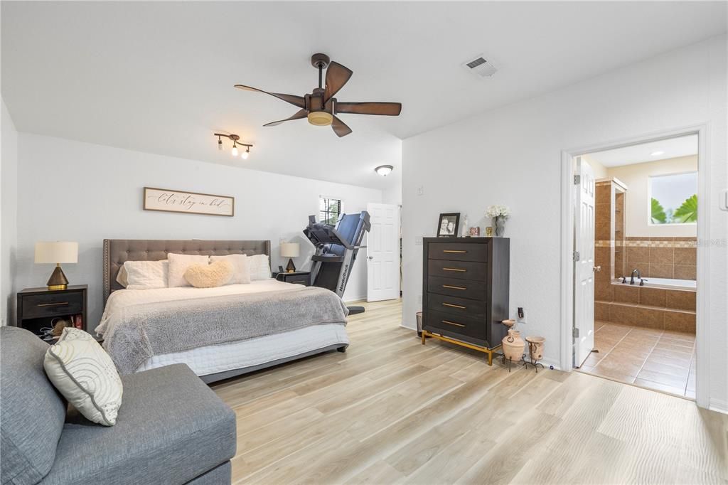 Activo con contrato: $587,000 (4 camas, 3 baños, 2390 Pies cuadrados)