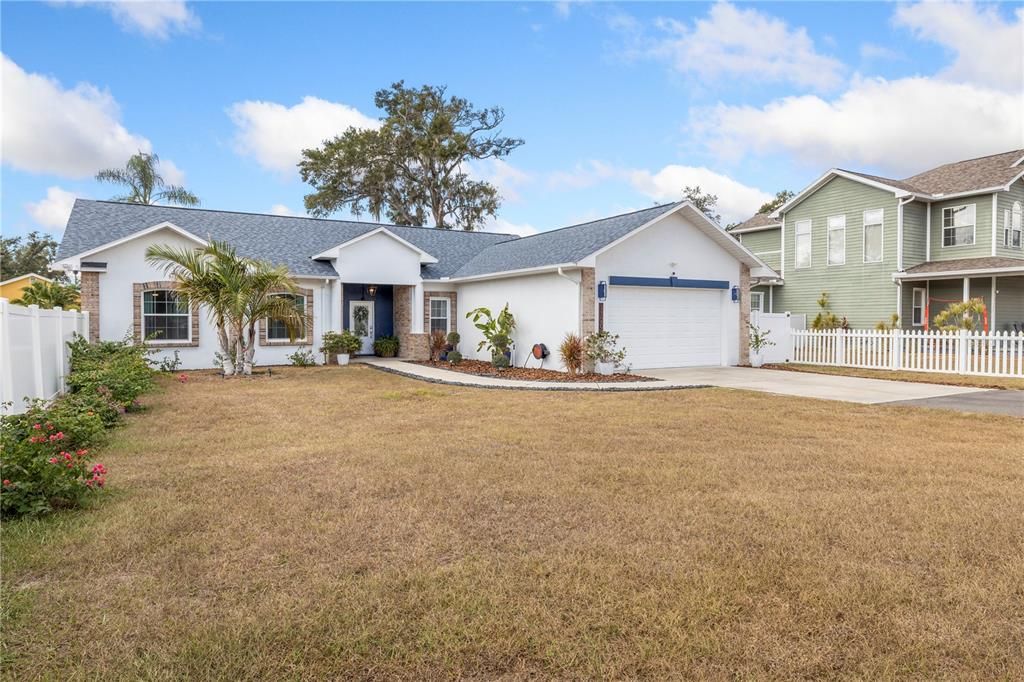 Activo con contrato: $587,000 (4 camas, 3 baños, 2390 Pies cuadrados)