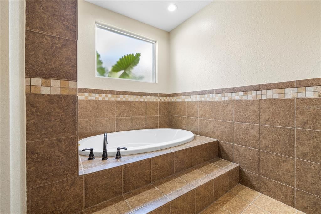 Activo con contrato: $587,000 (4 camas, 3 baños, 2390 Pies cuadrados)