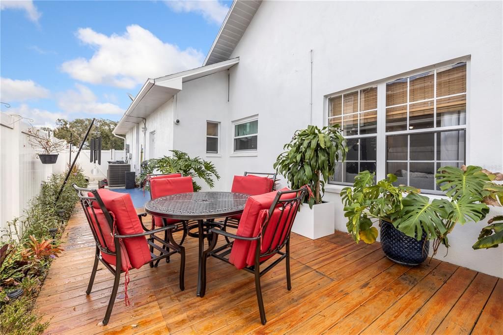 Activo con contrato: $587,000 (4 camas, 3 baños, 2390 Pies cuadrados)