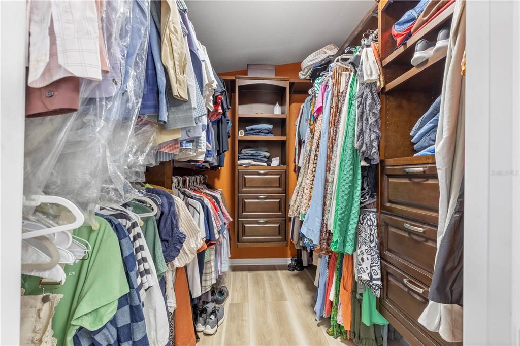 Activo con contrato: $587,000 (4 camas, 3 baños, 2390 Pies cuadrados)