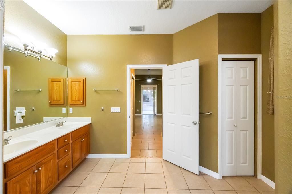 For Sale: $359,900 (3 beds, 2 baths, 1927 Square Feet)