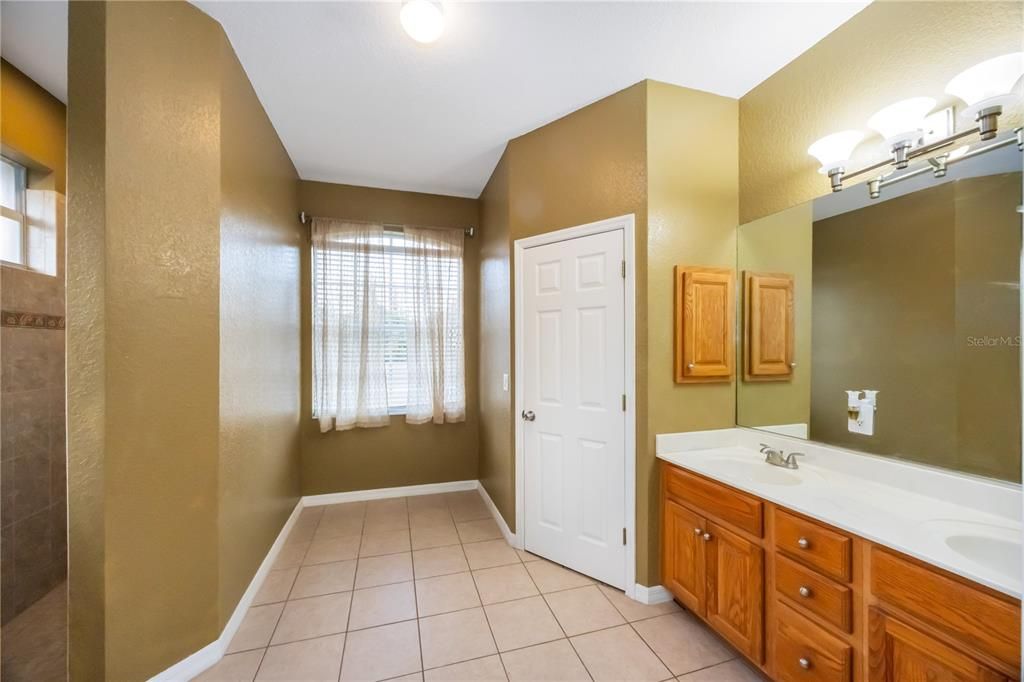 For Sale: $359,900 (3 beds, 2 baths, 1927 Square Feet)
