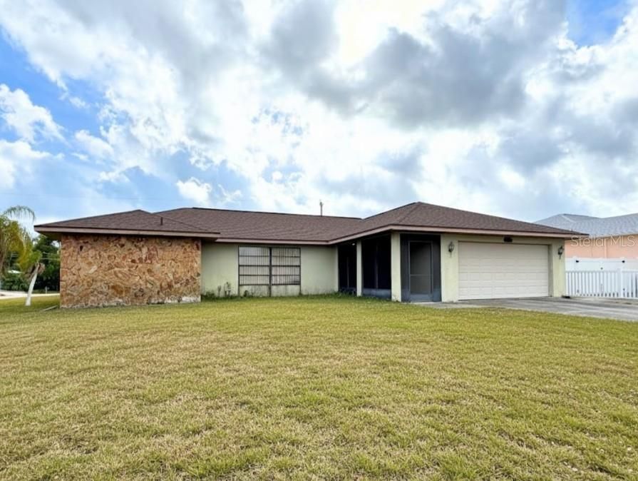 合同活跃: $170,000 (3 贝兹, 2 浴室, 2465 平方英尺)