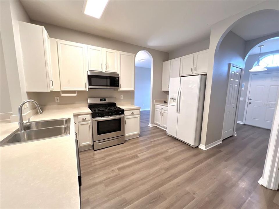 For Rent: $2,250 (4 beds, 2 baths, 1828 Square Feet)