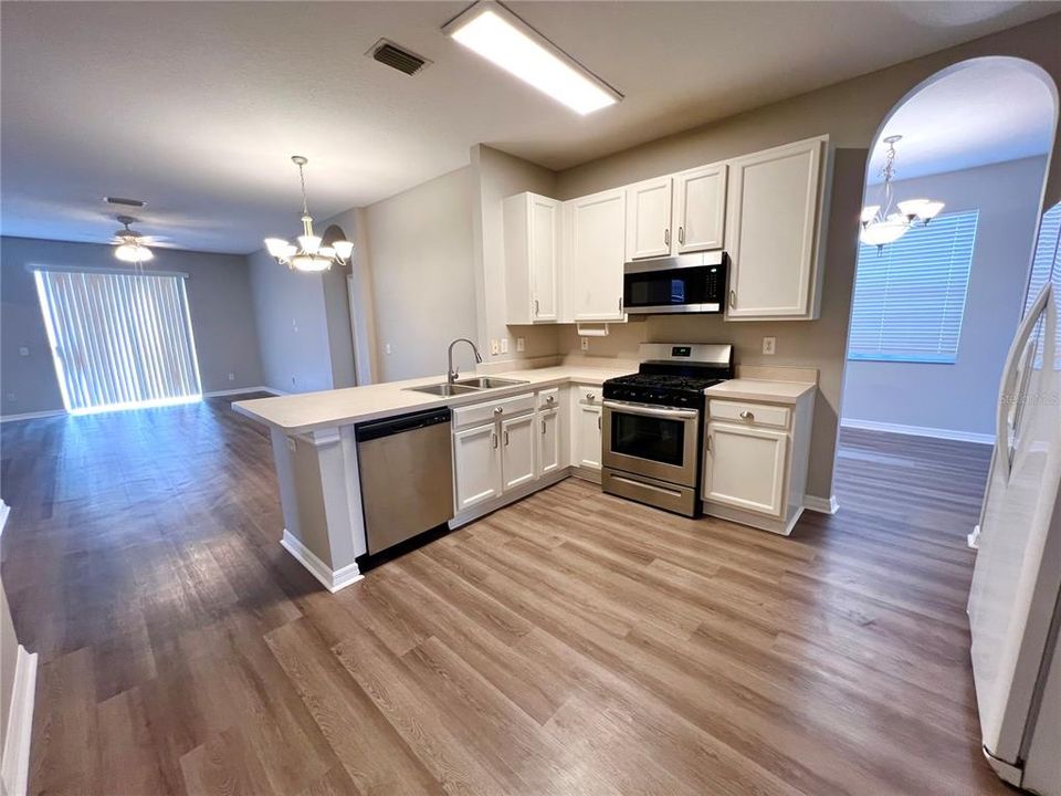 For Rent: $2,250 (4 beds, 2 baths, 1828 Square Feet)