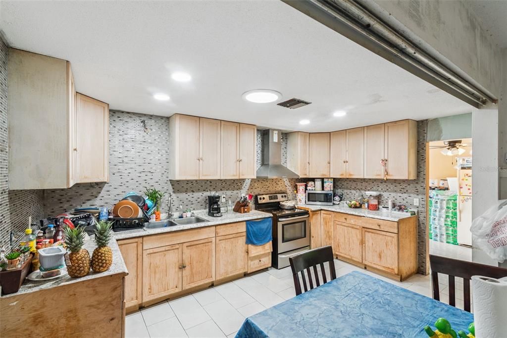 En Venta: $600,000 (4 camas, 2 baños, 2506 Pies cuadrados)