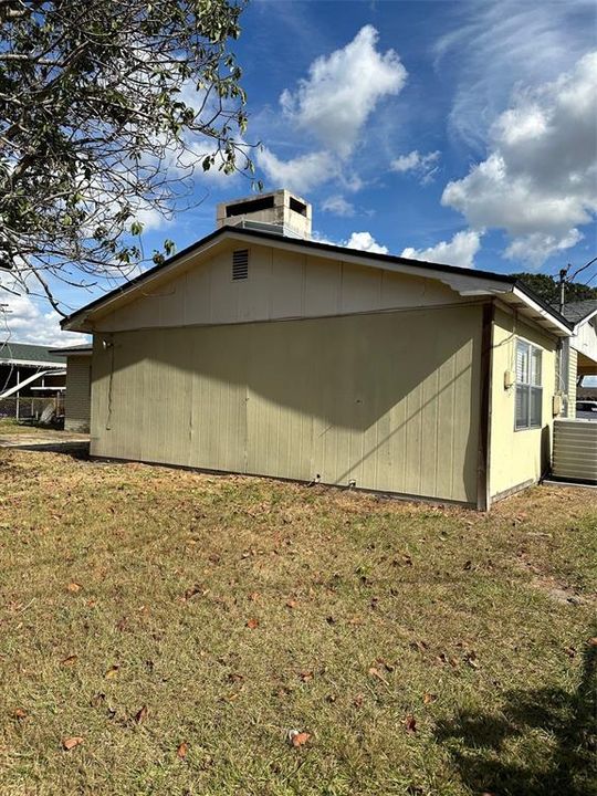 待售: $227,000 (3 贝兹, 2 浴室, 1064 平方英尺)