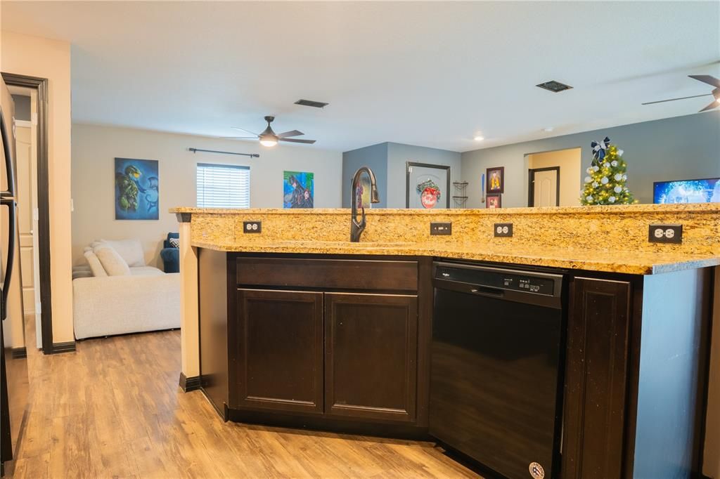 En Venta: $305,000 (3 camas, 2 baños, 1456 Pies cuadrados)