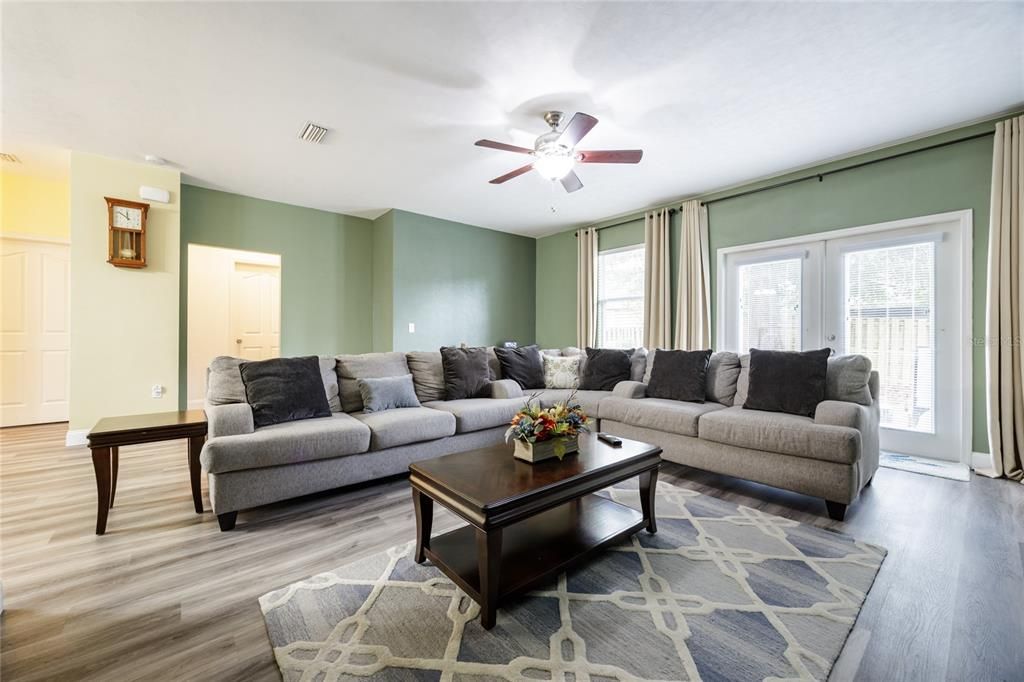 For Sale: $295,000 (3 beds, 2 baths, 1402 Square Feet)