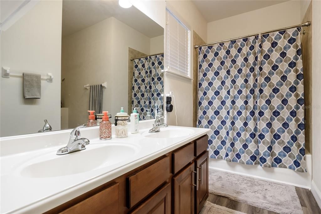 For Sale: $295,000 (3 beds, 2 baths, 1402 Square Feet)