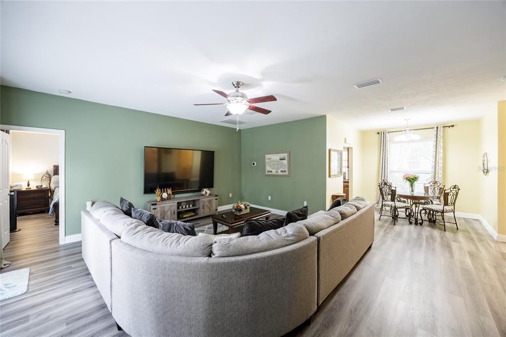 For Sale: $295,000 (3 beds, 2 baths, 1402 Square Feet)