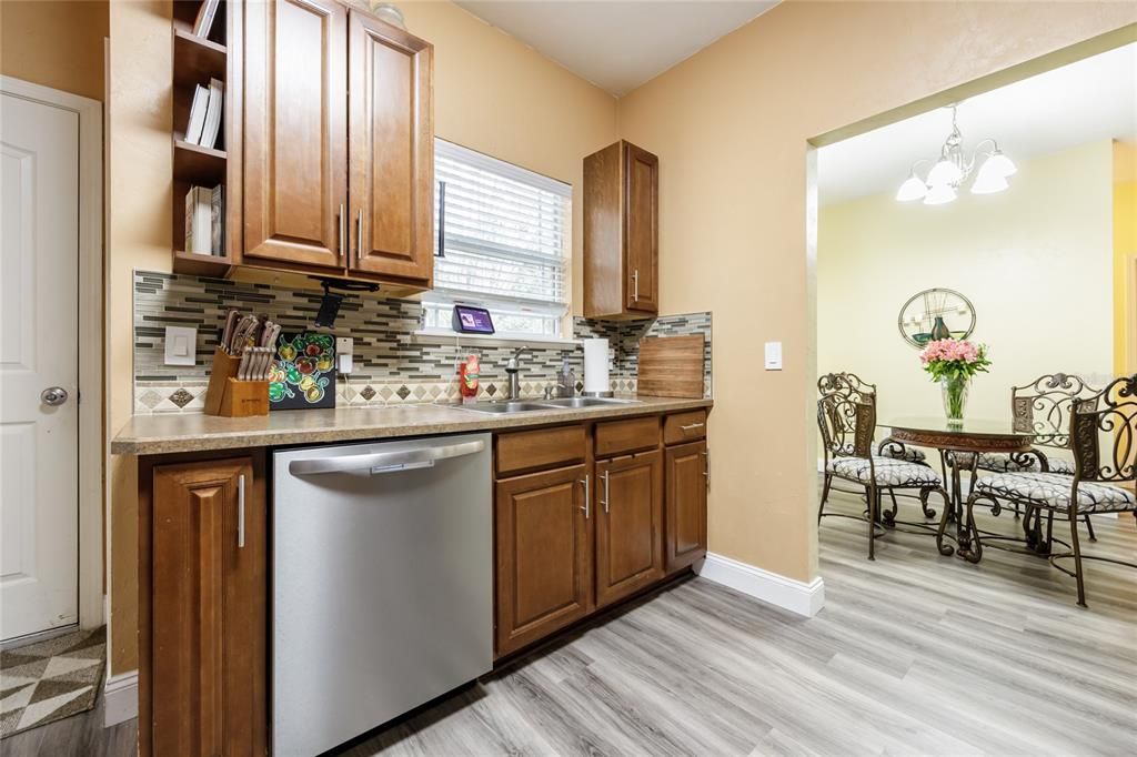 For Sale: $295,000 (3 beds, 2 baths, 1402 Square Feet)