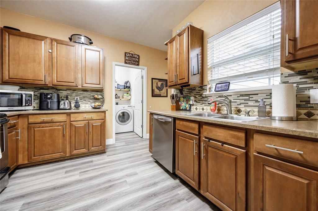 For Sale: $295,000 (3 beds, 2 baths, 1402 Square Feet)