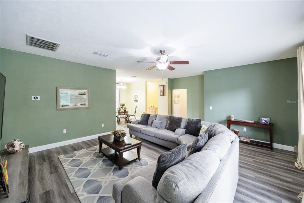 For Sale: $295,000 (3 beds, 2 baths, 1402 Square Feet)