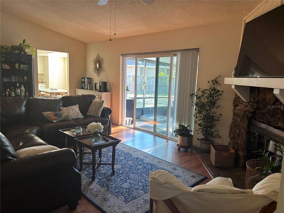 Activo con contrato: $370,000 (3 camas, 2 baños, 1332 Pies cuadrados)