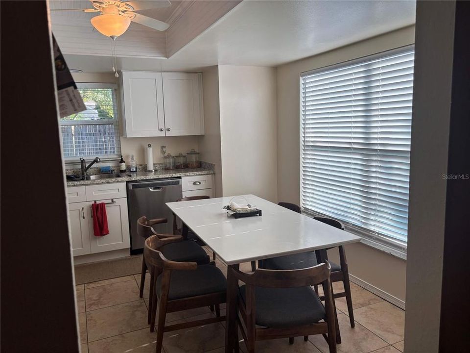 Activo con contrato: $370,000 (3 camas, 2 baños, 1332 Pies cuadrados)