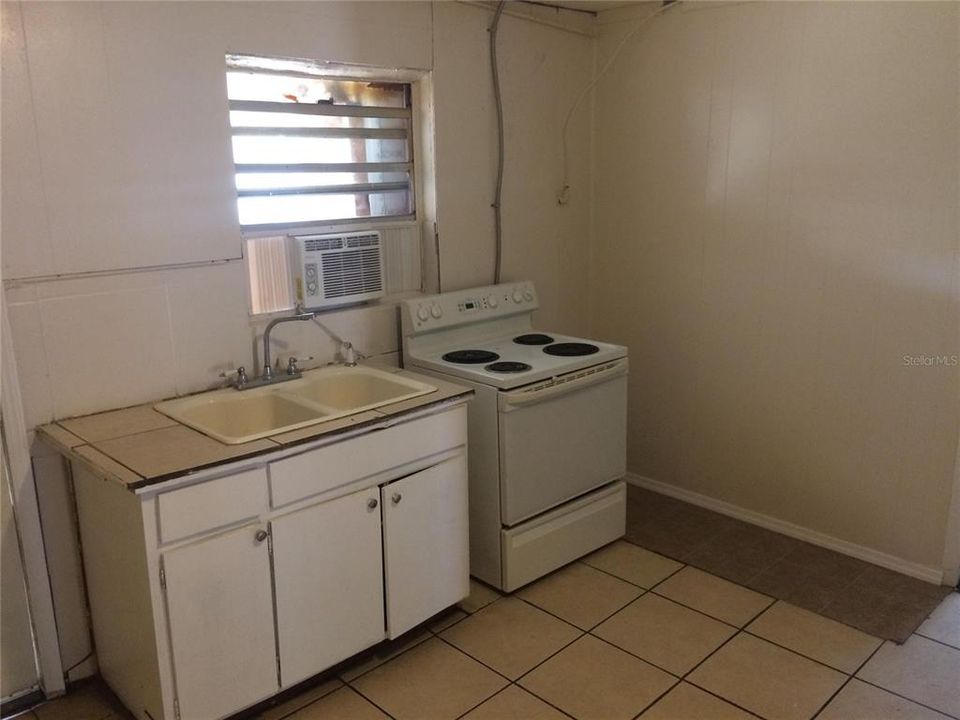 В аренду: $995 (4 спален, 2 ванн, 1136 Квадратных фут)