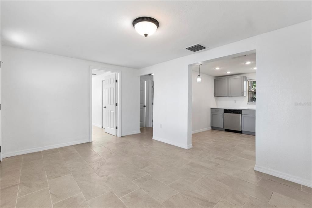 出租: $2,400 (3 贝兹, 2 浴室, 1100 平方英尺)