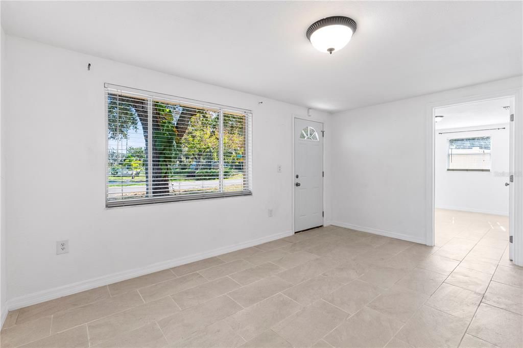 出租: $2,400 (3 贝兹, 2 浴室, 1100 平方英尺)