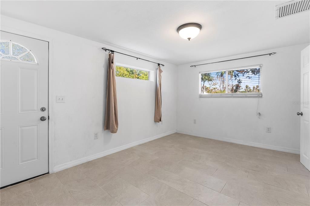 出租: $2,400 (3 贝兹, 2 浴室, 1100 平方英尺)