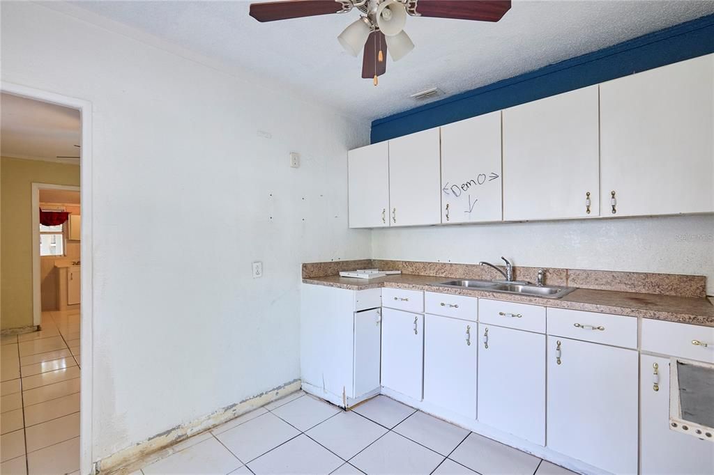 На продажу: $299,900 (3 спален, 3 ванн, 1240 Квадратных фут)