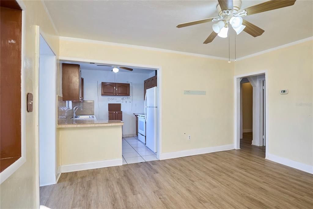 На продажу: $299,900 (3 спален, 3 ванн, 1240 Квадратных фут)