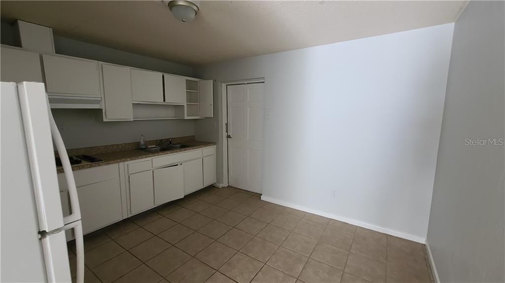 出租: $1,050 (2 贝兹, 1 浴室, 840 平方英尺)