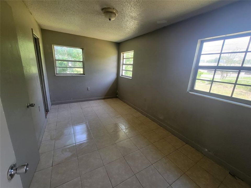 出租: $1,095 (4 贝兹, 1 浴室, 990 平方英尺)