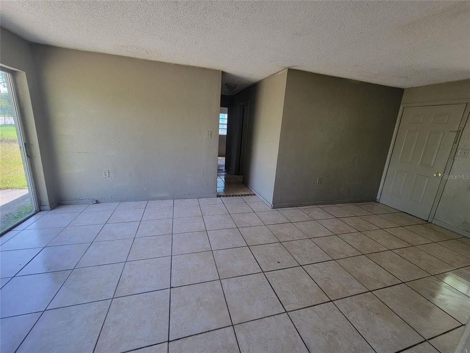 出租: $1,095 (4 贝兹, 1 浴室, 990 平方英尺)