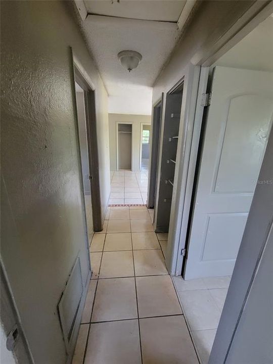 出租: $1,095 (4 贝兹, 1 浴室, 990 平方英尺)