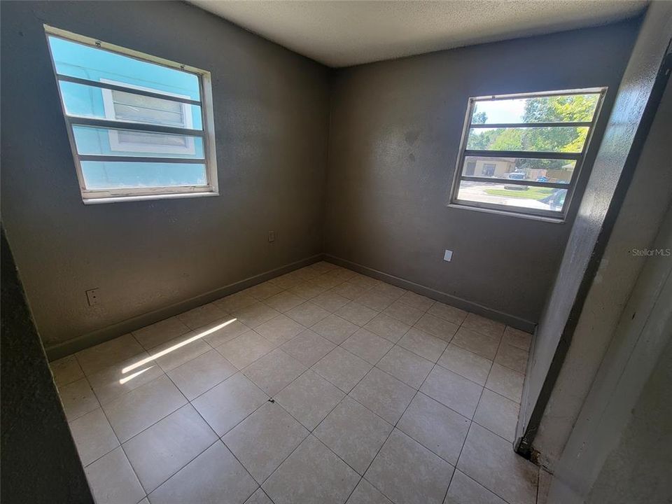 出租: $1,095 (4 贝兹, 1 浴室, 990 平方英尺)