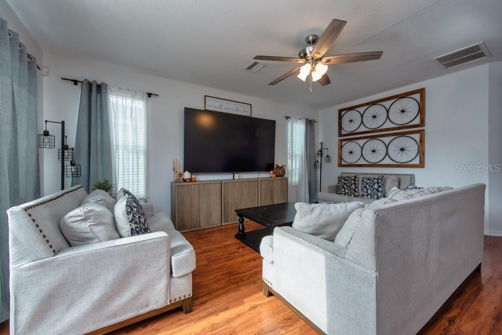 待售: $490,000 (3 贝兹, 2 浴室, 2463 平方英尺)